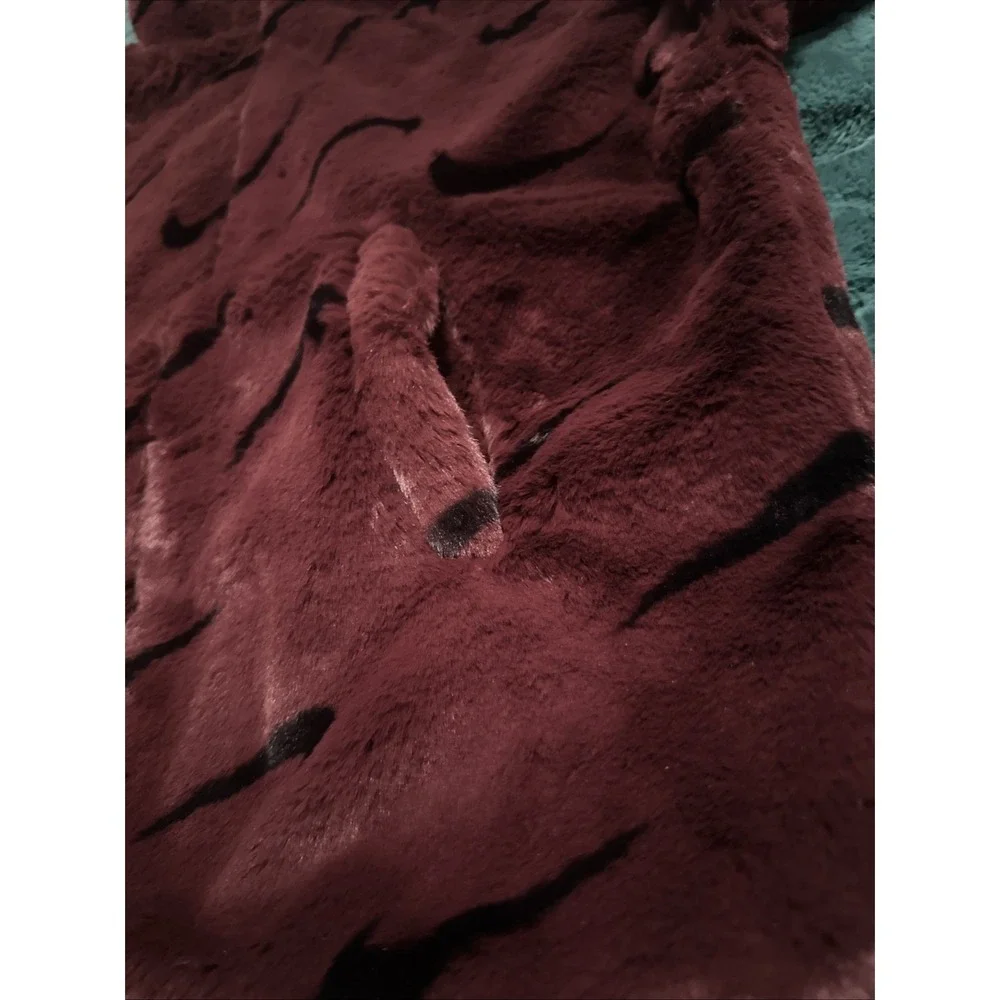 Nike Women Size Small Plush Printed Faux Fur Jacket‎ Burgundy Crush & Black